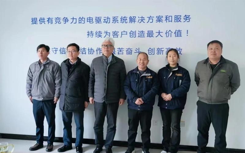 진심으로 마음을 가진 따뜻하게 환영하는 옛 친구 | 정직한 에드라이브 따뜻하게 클라크의 지도자를 받다